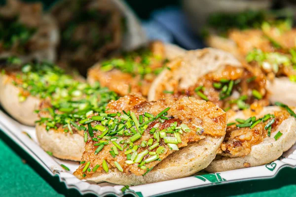 Yeşillikleri açık, taze soğanları var. Sokak yemekleri için yemek tasarımı. Yakın çekim..