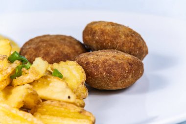 Patates cipsli domuz köftesi. Restorandaki yemek. Yemek tasarımı ve restoran yemeği.