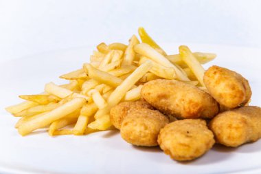Kızarmış peynirli nugget ve patates kızartması. Restorandaki yemek. Yemek tasarımı ve restoran yemeği.