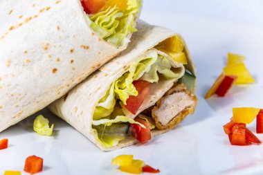 Taze sebze ve hindi etiyle doldurulmuş tortilla. Restorandaki yemek. Yemek tasarımı ve restoran yemeği.