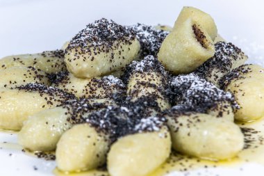 Haşhaş tohumlarıyla doldurulmuş patates eriştesi. Restorandaki yemek. Yemek tasarımı ve restoran yemeği.