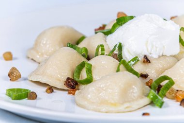 Pastırmalı ve taze soğanlı patates köftesi. Restorandaki yemek. Yemek tasarımı ve restoran yemeği.