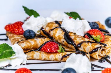 Kremalı krep ve taze meyve. Restorandaki yemek. Yemek tasarımı ve restoran yemeği.