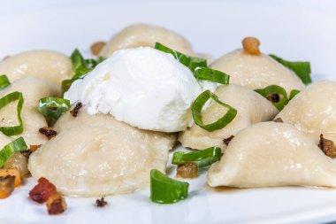 Pastırmalı ve taze soğanlı patates köftesi. Restorandaki yemek. Yemek tasarımı ve restoran yemeği.