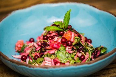 Frenk üzümlü taze yaz salatası. Restorandaki yemek. Yemek tasarımı ve restoran yemeği.