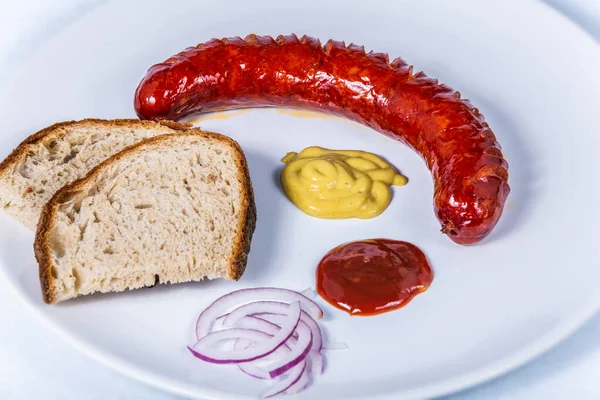 Ekmek ve soslu domuz rostosu. Restorandaki yemek. Yemek tasarımı ve restoran yemeği.