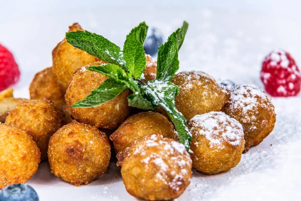 Bolas Fritas Rellenas Mermelada Fruta Fresca Comida Restaurante Estilo Comida — Foto de Stock