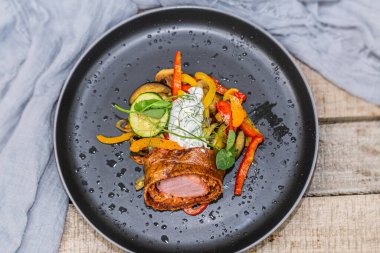 Izgara domuz filetosu ve taze sebzeler. Yaklaş.