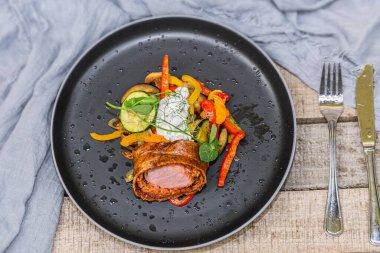 Izgara domuz filetosu ve taze sebzeler. Yaklaş.