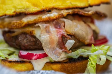 Taze sebzelerle dolu büyük lezzetli etli burger. - Yakın çekim. Fast food 