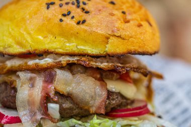 Taze sebzelerle dolu büyük lezzetli etli burger. - Yakın çekim. Fast food 