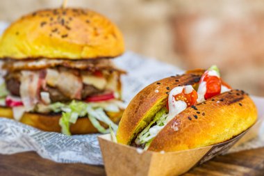 Taze sebzelerle dolu büyük lezzetli etli burger. - Yakın çekim. Fast food 