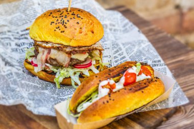 Taze sebzelerle dolu büyük lezzetli etli burger. - Yakın çekim. Fast food 