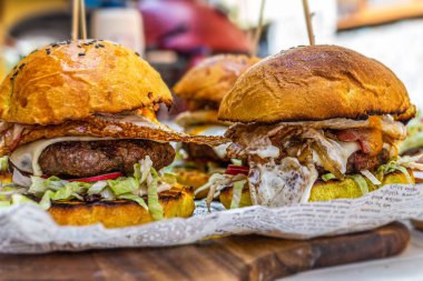 Taze sebzelerle dolu büyük lezzetli etli burger. - Yakın çekim. Fast food 