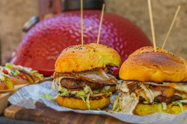 Taze sebzelerle dolu büyük lezzetli etli burger. - Yakın çekim. Fast food 
