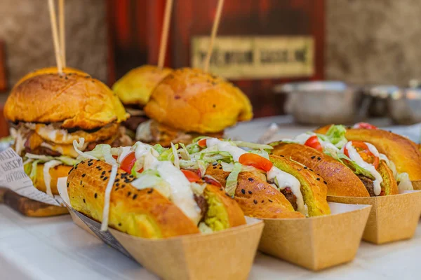 Nagy Ízletes Marhahúsburger Friss Zöldségekkel Közelkép Gyorsétterem Jogdíjmentes Stock Fotók
