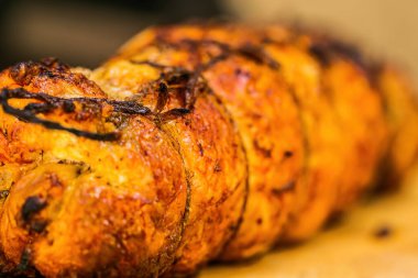 Doldurulmuş domuz eti ızgarada hazır. Kapat.