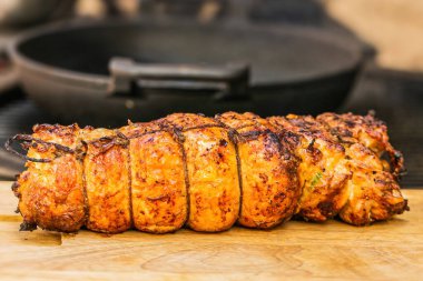 Doldurulmuş domuz eti ızgarada hazır. Kapat.