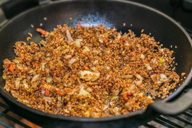 Tavada et ve sebzeli bulgur. Kapat.