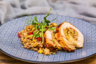 Izgara doldurulmuş domuz eti, bulgur ve şifalı otlar. Kapat.