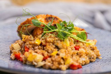 Izgara doldurulmuş domuz eti, bulgur ve şifalı otlar. Kapat.