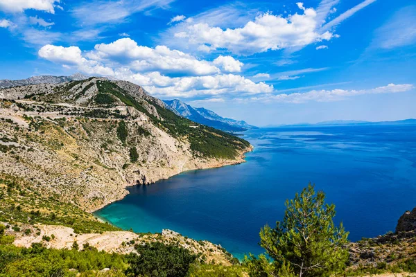 Hırvatistan. Güzel doğa ve manzara. Mükemmel bir yaz tatili seyahat yeri. Sahil Hırvatları deniz doğası güzelliği.