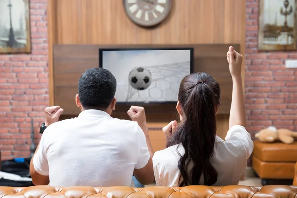 Ασιατικές ζευγάρι έχει τη διασκέδαση βλέποντας ποδόσφαιρο gam — Φωτογραφία Αρχείου