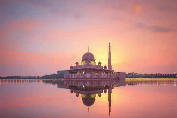 Mezquita de cristal con amanecer en Kuala Terengganu — Foto de Stock