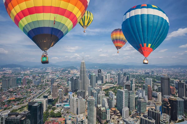 Vuelo en globo sobre el horizonte de la ciudad de Kuala Lumpur y rascacielos — Foto de Stock