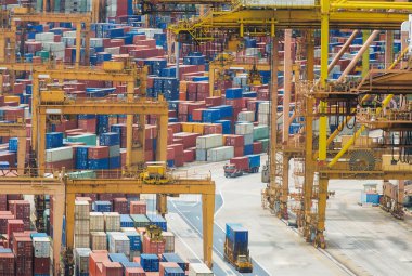 Singapur liman ile kamyon, ağaç ambalaj kutular