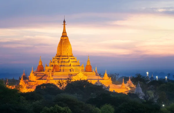 Pagoda manzara günbatımı sırasında — Stok fotoğraf