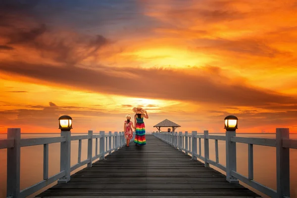 Familia en muelle de madera —  Fotos de Stock