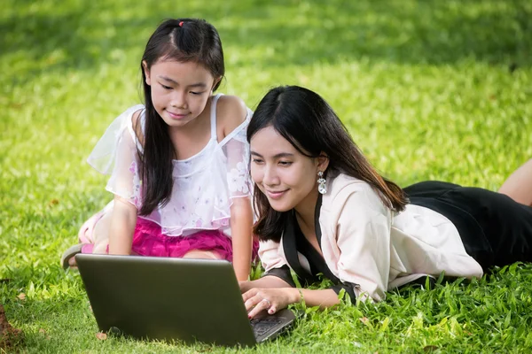 Азіатська дівчина і мати з ноутбуком — стокове фото