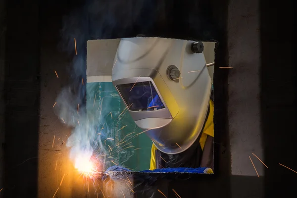 Worker repair the damage container wall — Stock Photo, Image