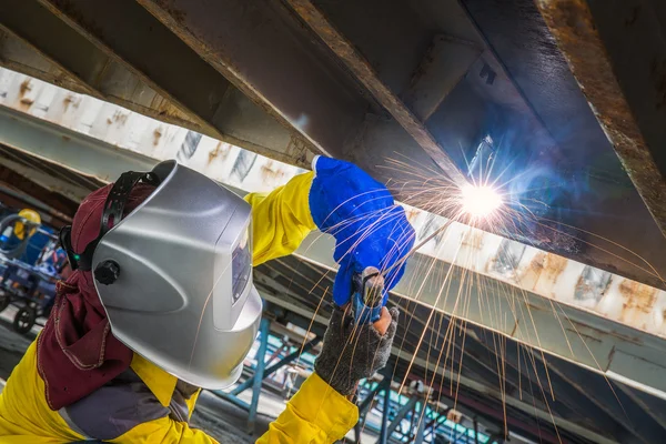 Trabajador reparar el contenedor de daños — Foto de Stock