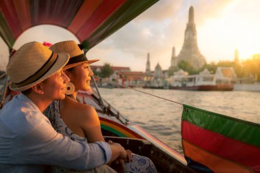 Wat Arun Ratchawararam Tapınağı. Arun Tapınağı 'nda teknesi olan bir çift, Tayland' ın Bangkok şehrinde, Tayland 'ın en önemli turistik yerlerinde.