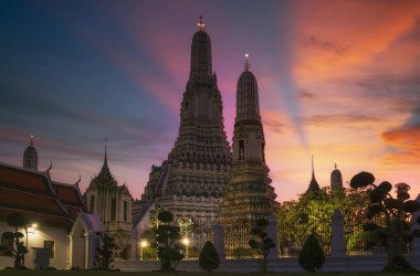 Wat Arun Ratchawararam tapınağının alacakaranlık manzarası. Chao Phraya nehrinde güzel bir gün batımı, Tayland, Bangkok, Tayland