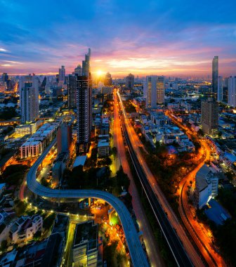 Bangkok 'un Bangkok' a bakan manzarasında Tayland 'ın başkenti Hotel' in çatısından itibaren Chao Reynaya nehri, köprü, inşaat ve tren istasyonu bulunmaktadır.