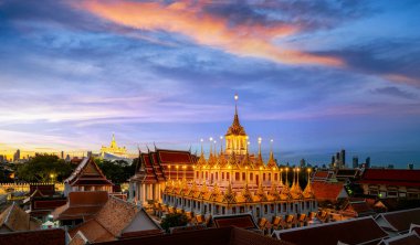 Altın metal kale aydınlandı, Wat Ratchanatdaram Woravihara, Loha Prasat tapınağı sabah Bangkok, Tayland