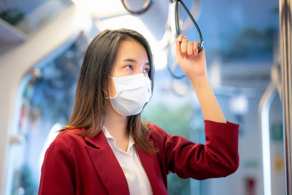 Mujer Asiática Pie Con Mascarilla Tren —  Fotos de Stock