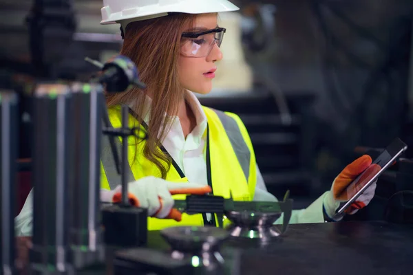 Inspektör För Industriarbetare Mätning Detaljrikedom Med Vernier Caliper Fabriksverkstad — Stockfoto