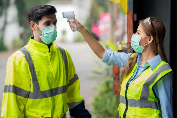 Ingeniero Trabajador Almacenamiento Máscara Quirúrgica Comprobar Temperatura Corporal Utilizando Termómetro —  Fotos de Stock