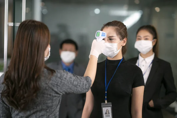 Mujer Oficial Uso Escáner Termómetro Comprobar Una Temperatura Toda Persona —  Fotos de Stock