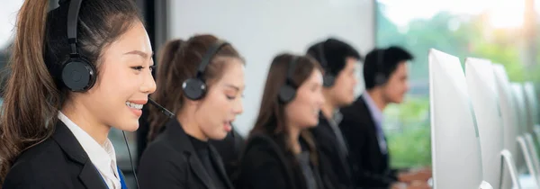 Positive Asiatische Kundendienstmitarbeiterin Mit Headset Arbeitet Einem Call Center — Stockfoto