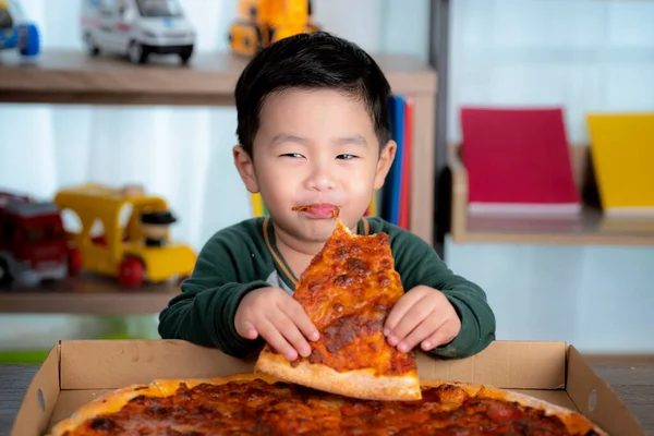 Asijský Chlapec Jíst Pizzu Pizza Box Dát Stůl — Stock fotografie