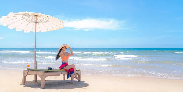 Азиатская Путешественница Сидела Отдыхала Пляже Фотоаппаратом Большой Сумкой — стоковое фото