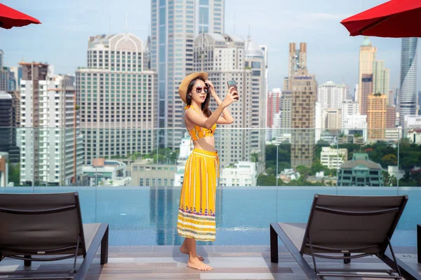 Asijská Dáma Těšit Selfie Bazénu Střeše Hotelu Bangkok City Thajsko — Stock fotografie