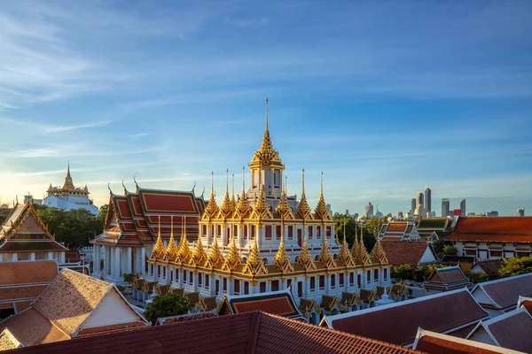 Gouden Metalen Kasteel Verlicht Wat Ratchanatdaram Woravihara Loha Prasat Tempel — Stockfoto