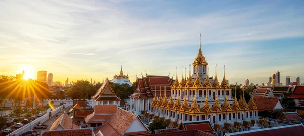 Castillo Metal Dorado Iluminado Wat Ratchanatdaram Woravihara Templo Loha Prasat —  Fotos de Stock