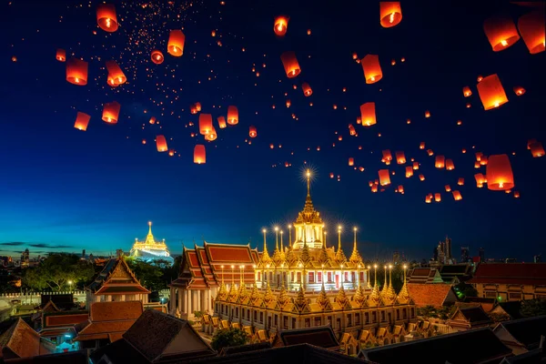 バンコクのイ フェスティバル時にはイ ペンと書かれ ランタンはタイのバンコク市内の壮大な宮殿を飛び越える — ストック写真